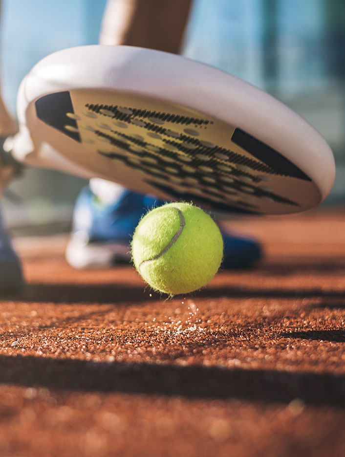 Una persona que juega padel Una persona que juega padel